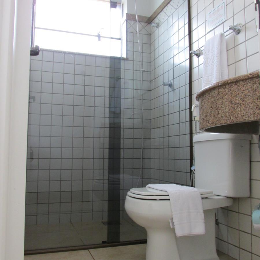 Holambra Garden Hotel Extérieur photo Bathroom with a shower enclosure